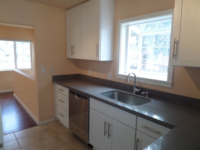 Building Photo - Super Cute & Renovated 3-Bedroom Cottage i...