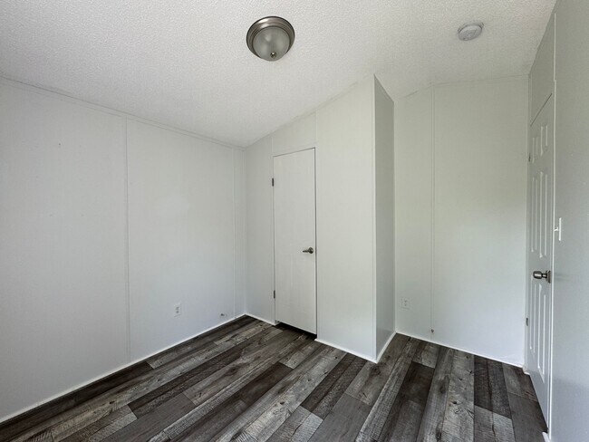 Building Photo - 16206 Wood Dr