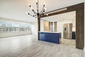 Building Photo - 2701 Westheimer Rd