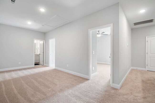 Building Photo - Canterbury Townhome