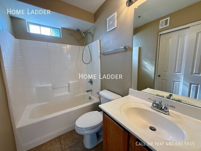 Building Photo - 2402 E 5th St