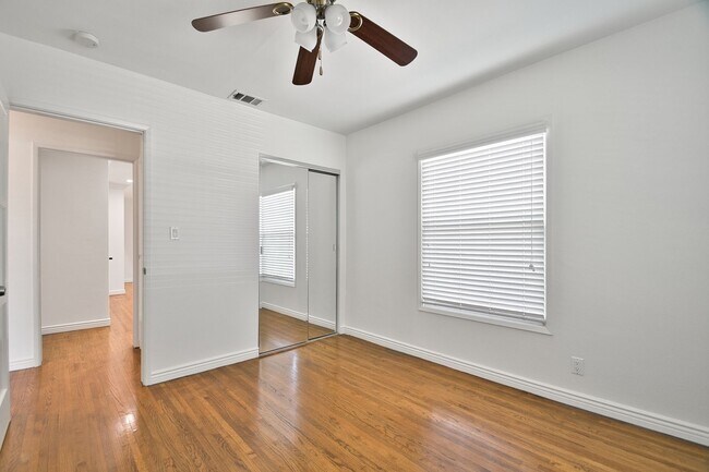 Building Photo - Spacious 4 Bedroom Home with A/C