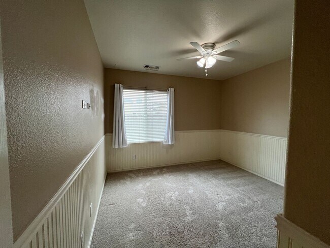 Building Photo - 4 bedrooms, an office and single-story home with a pool!!