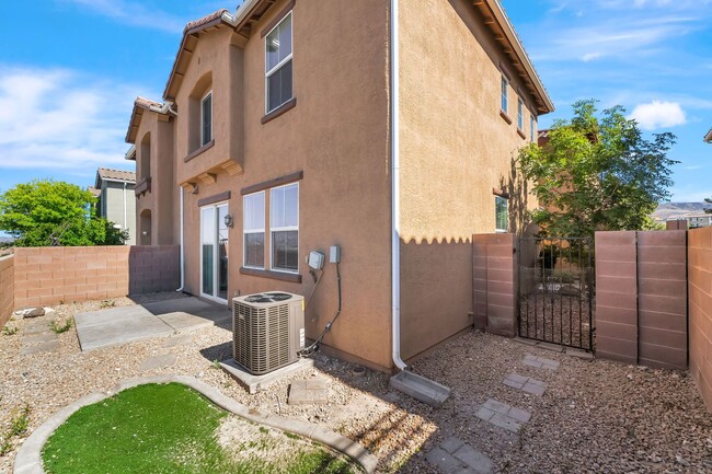 Building Photo - Stylish Hillside Townhome with Scenic Views in Gated Henderson Community!