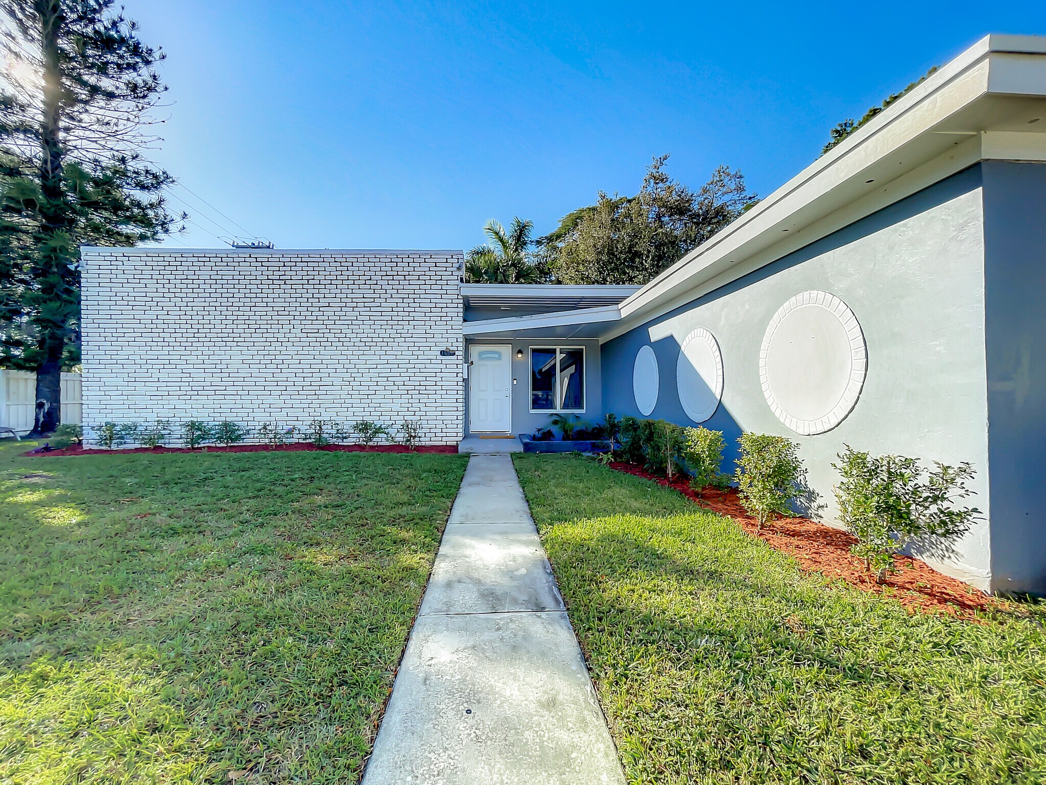front entryway - 1500 Davie Blvd
