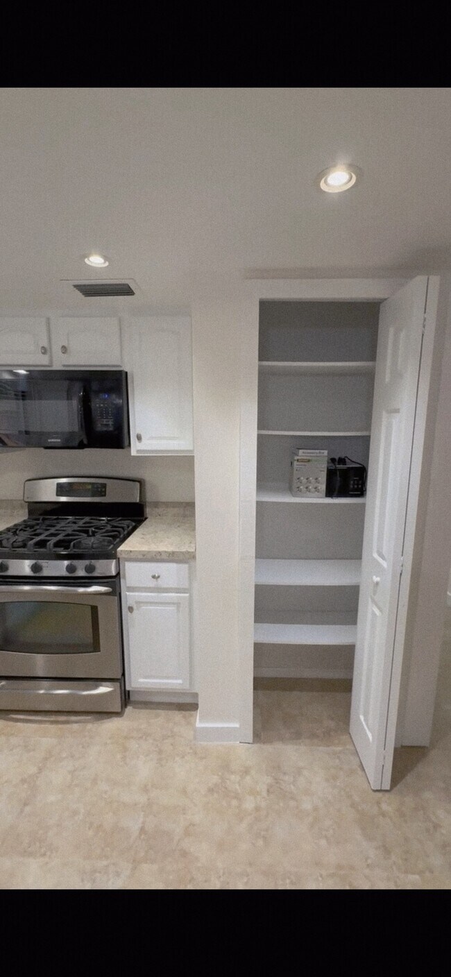 Building Photo - 121 Springwind Way