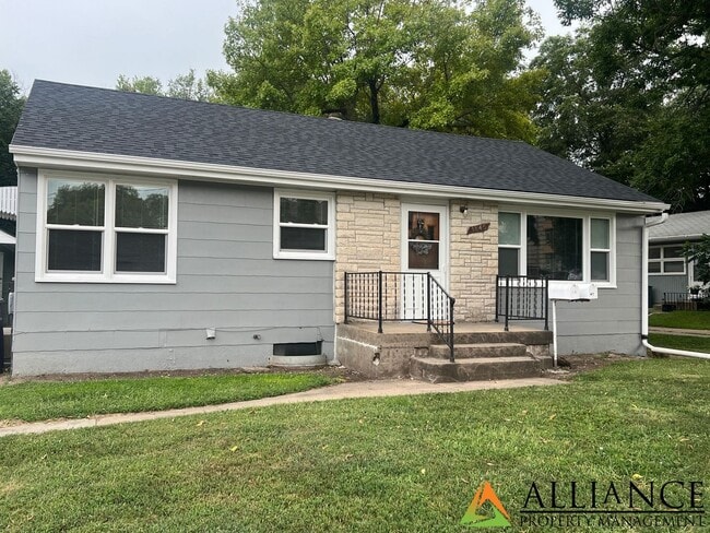 Primary Photo - 1845 College Heights Rd