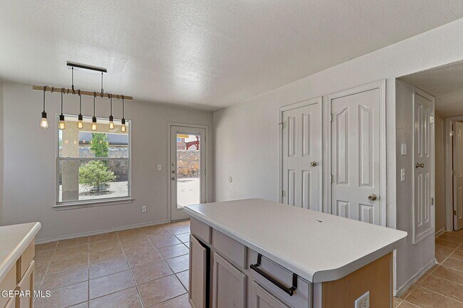 Building Photo - 409 Desert Chicory St