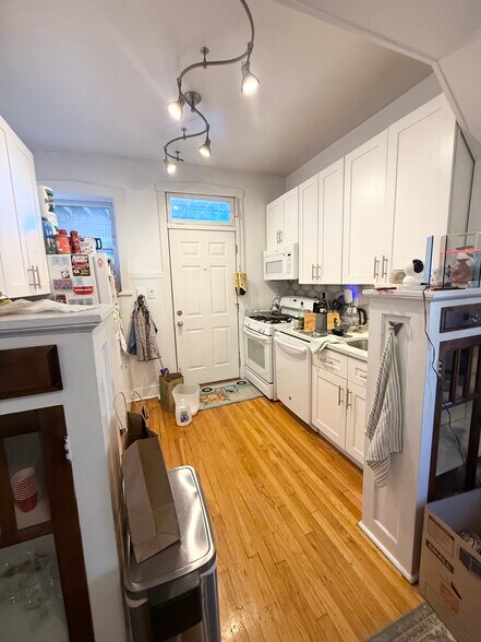 Building Photo - 827 W Wrightwood Ave
