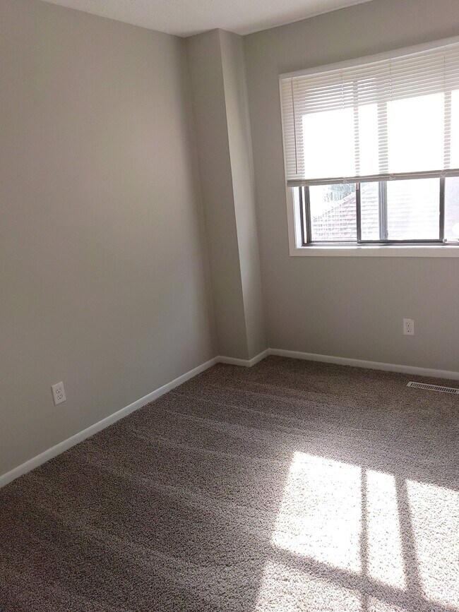 Building Photo - 170 Bridlewood Dr