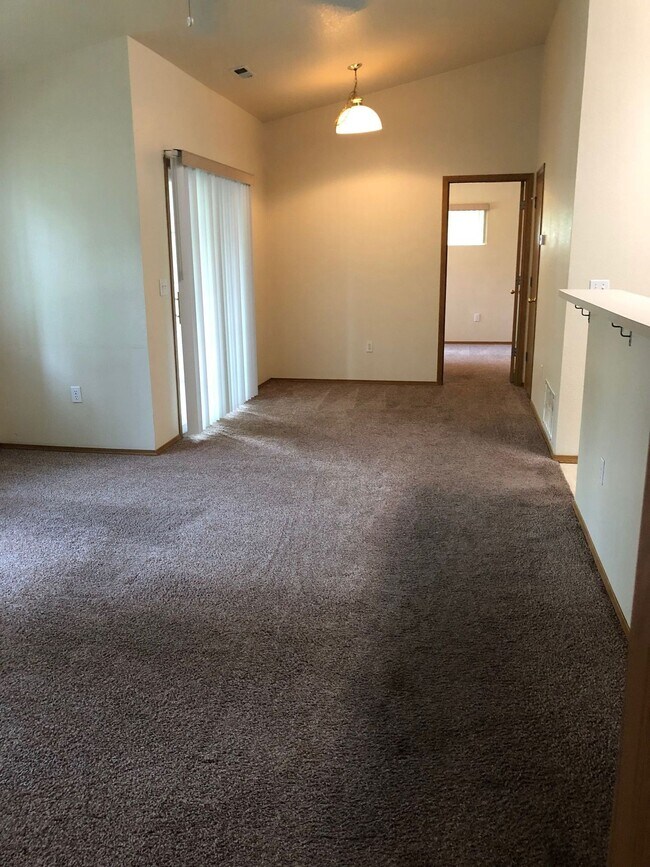 Building Photo - Bright & Stylish Upstairs Apartment!