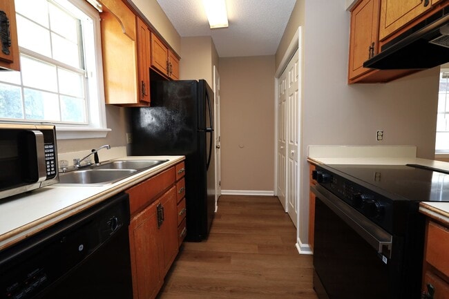 Building Photo - 203 Blue Pool Dr