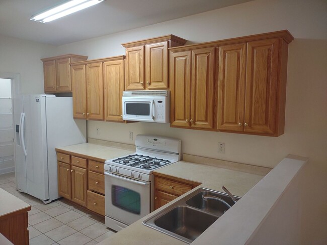 Building Photo - Lovely 3 Bedroom House | Great Location!- NO MOVE IN FEES!!!