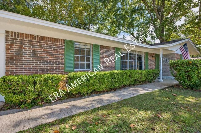 Building Photo - 614 Merioneth Dr NE