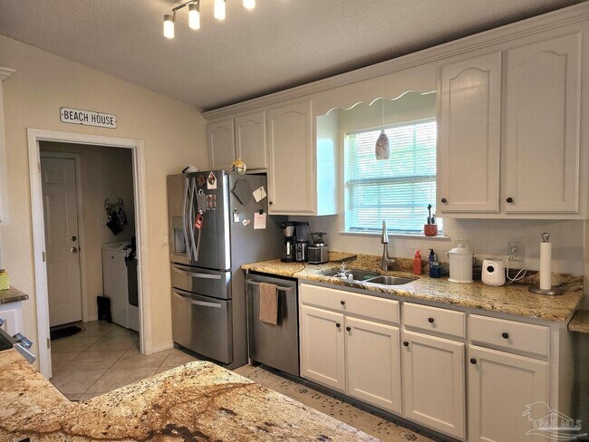 Building Photo - 876 Miramar Dr