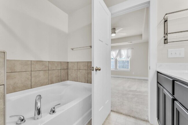 Building Photo - Beautiful 3 BR, 2.5 BA Townhome in highly ...