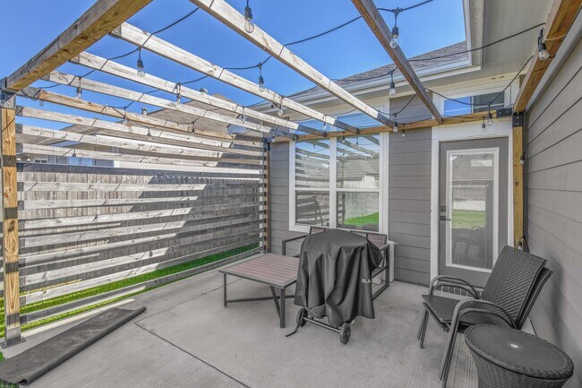 Building Photo - FEB 2026! Beautiful 3/2 Home w/ Huge Backyard in Edgewater!