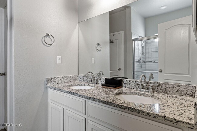 Building Photo - 3945 Desert Dunes Dr
