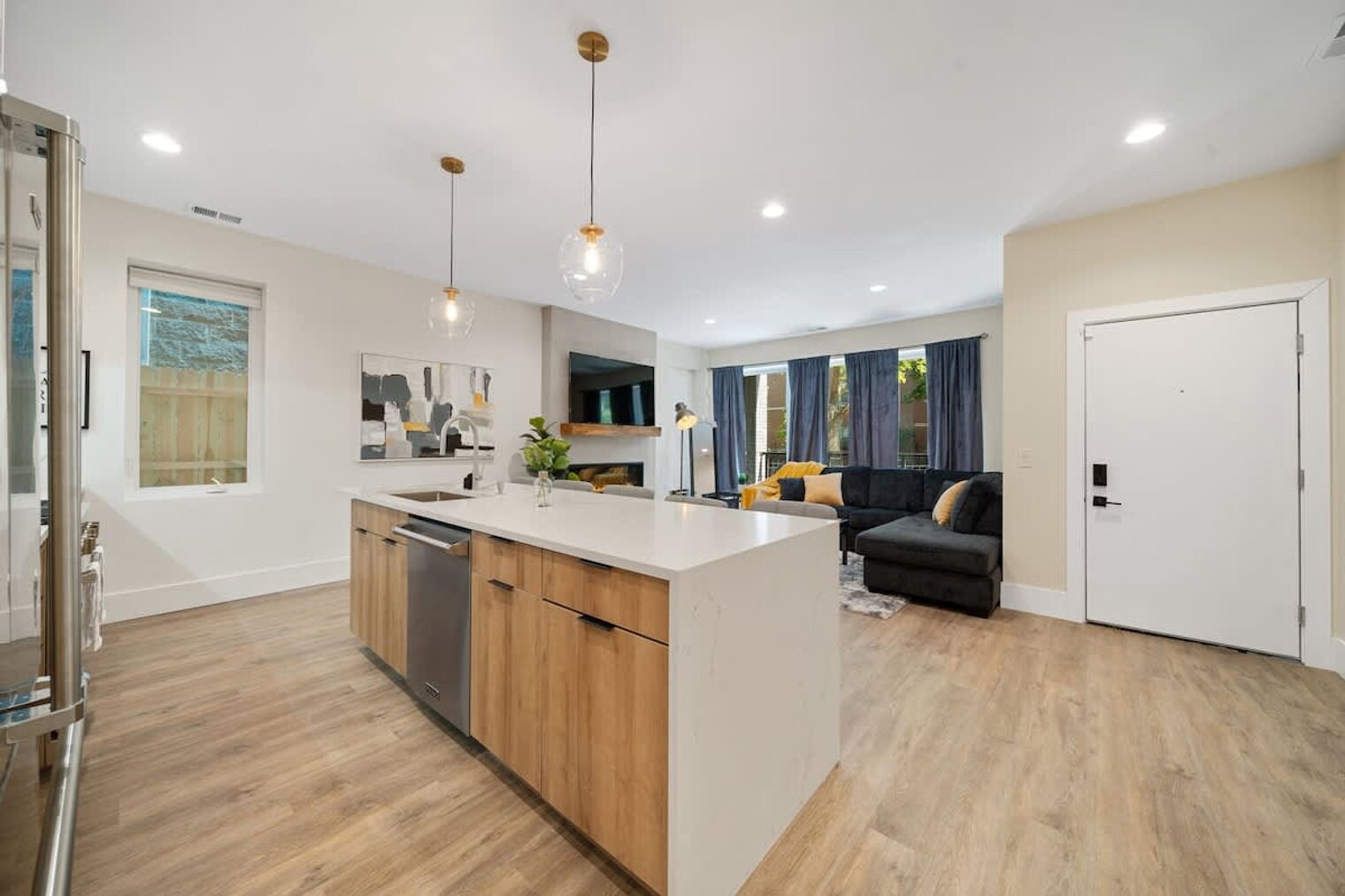 Building Photo - 2110 W Washington Blvd