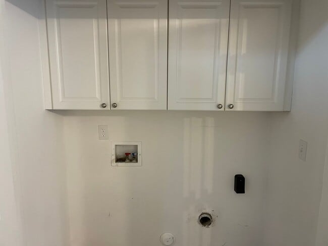 Building Photo - Town Home For Rent