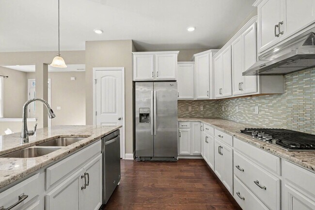 Building Photo - Beautiful 4-Bedroom End-Unit Townhome in West Cary | Open Floor Plan | Prime Location