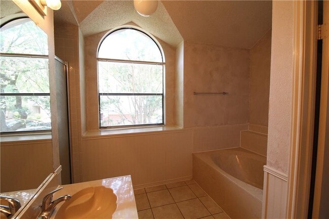 Building Photo - 15706 Racine Cove