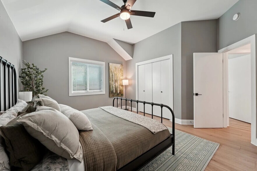 Building Photo - Room in House on Rosewood Ct