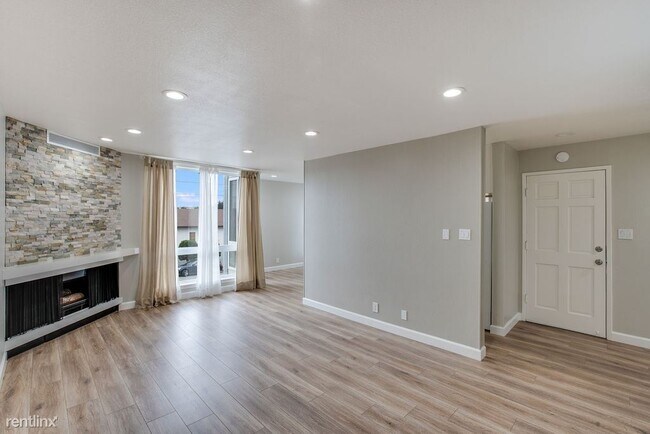 Building Photo - 3 br, 2 bath Duplex - 132 Byrne Street
