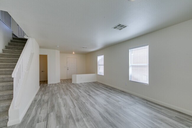 Building Photo - Stunning 4 bedroom, 2.5 bathroom