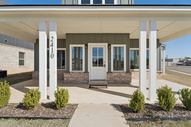Building Photo - Fully Furnished 4 Bedroom + Bonus Room