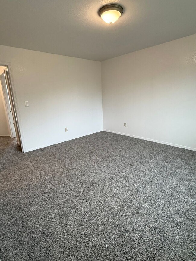 Building Photo - West Anchorage| END UNIT | 3BR 2.5BA | Gar...