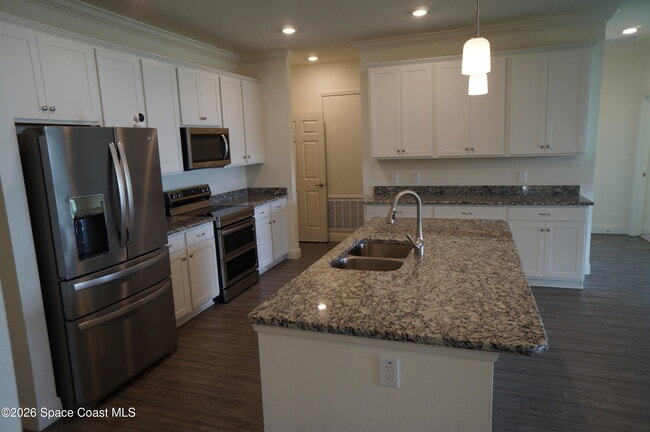 Building Photo - 153 Oakcrest Ave NE