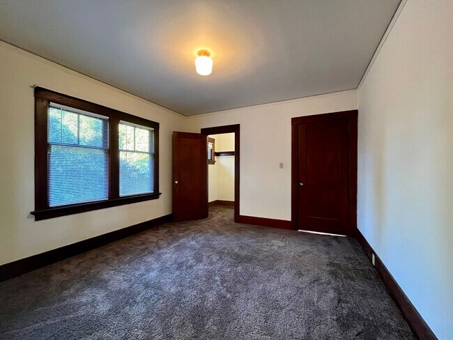 Building Photo - Cozy 1 bedroom, 1 bathroom home, conveniently located!