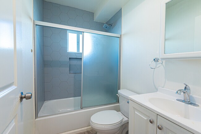 Building Photo - 603 W 49th St