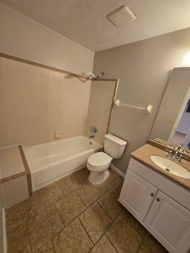 Building Photo - 2 Bedroom 2 Bath Condo