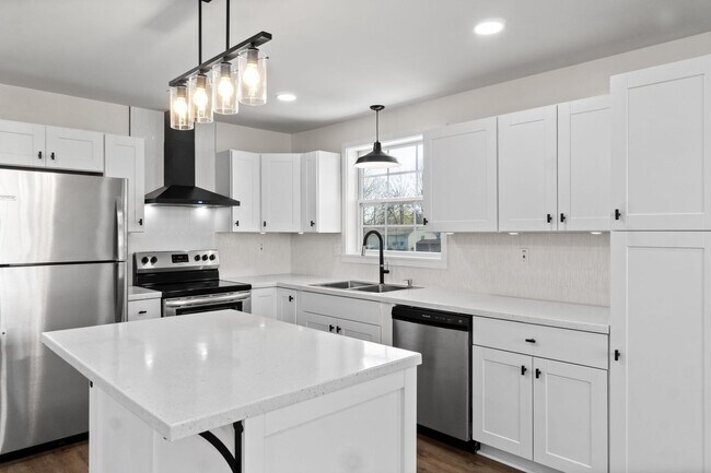 Building Photo - Pet Friendly Renovated Three Bedroom with Basement!