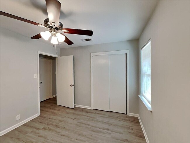 Building Photo - 3 BR/1BA |Single Family Home |  Gated backyard| In Denton