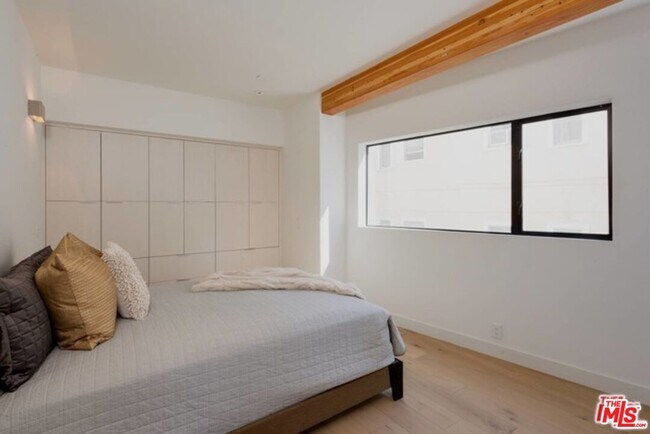 Building Photo - 6685 W Daychar Dr