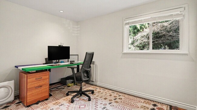 Building Photo - 2Bd/1Ba Shoreline House