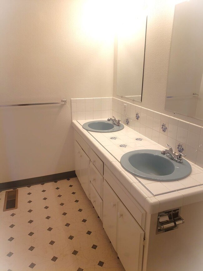 Building Photo - Charming Townhouse Near the Water! Water Sewer and Garbage Included!