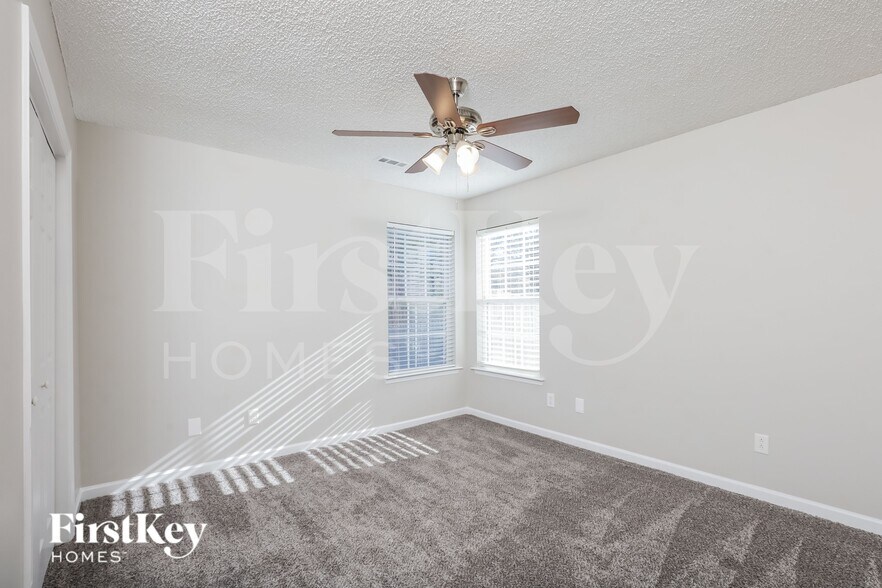 Building Photo - 4952 Silverdene St