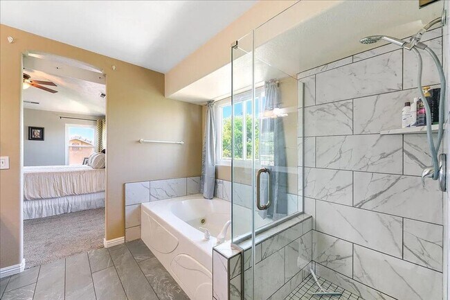 Building Photo - Expansive 5 Bedroom Home with Additional O...