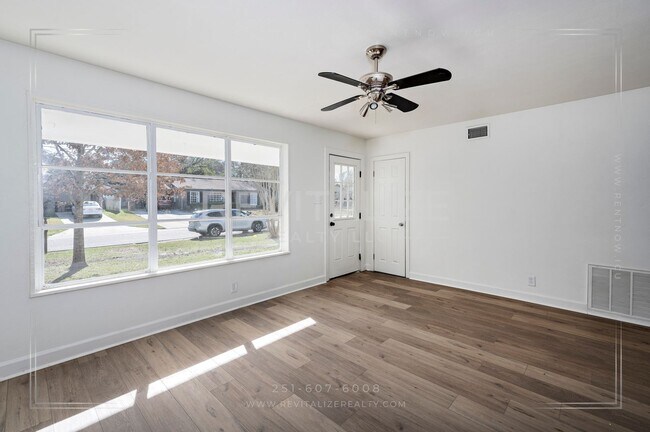 Building Photo - Fully Renovated 3 Bed 2 Bath Home!