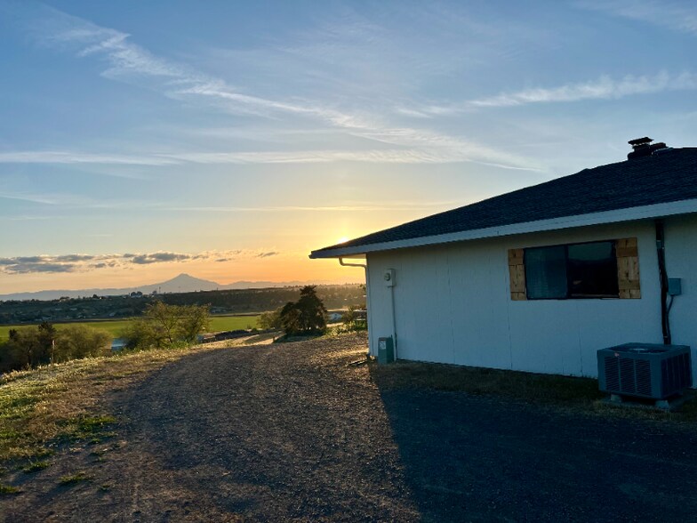 Building Photo - 1209 NE Brown Dr