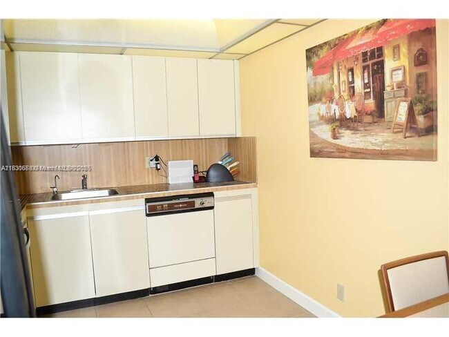 Building Photo - 2500 Parkview Dr