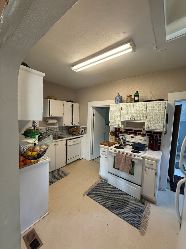 Building Photo - 227 S H St