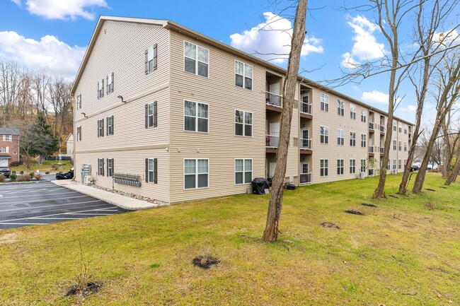 Building Photo - 565 W Lehigh St