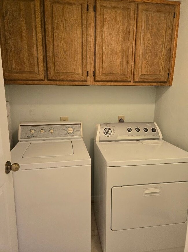Building Photo - 3 Bedroom Townhouse in Virginia Beach