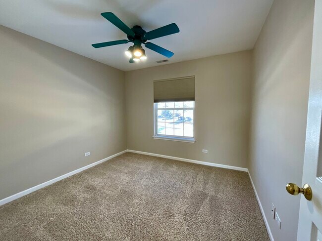 Building Photo - 290 Crestview Dr