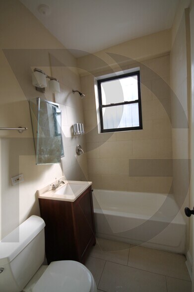 Building Photo - 4735 N Hermitage Ave